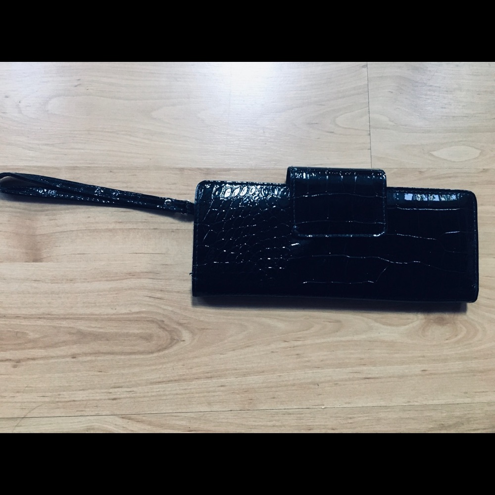 Basic black clutch
